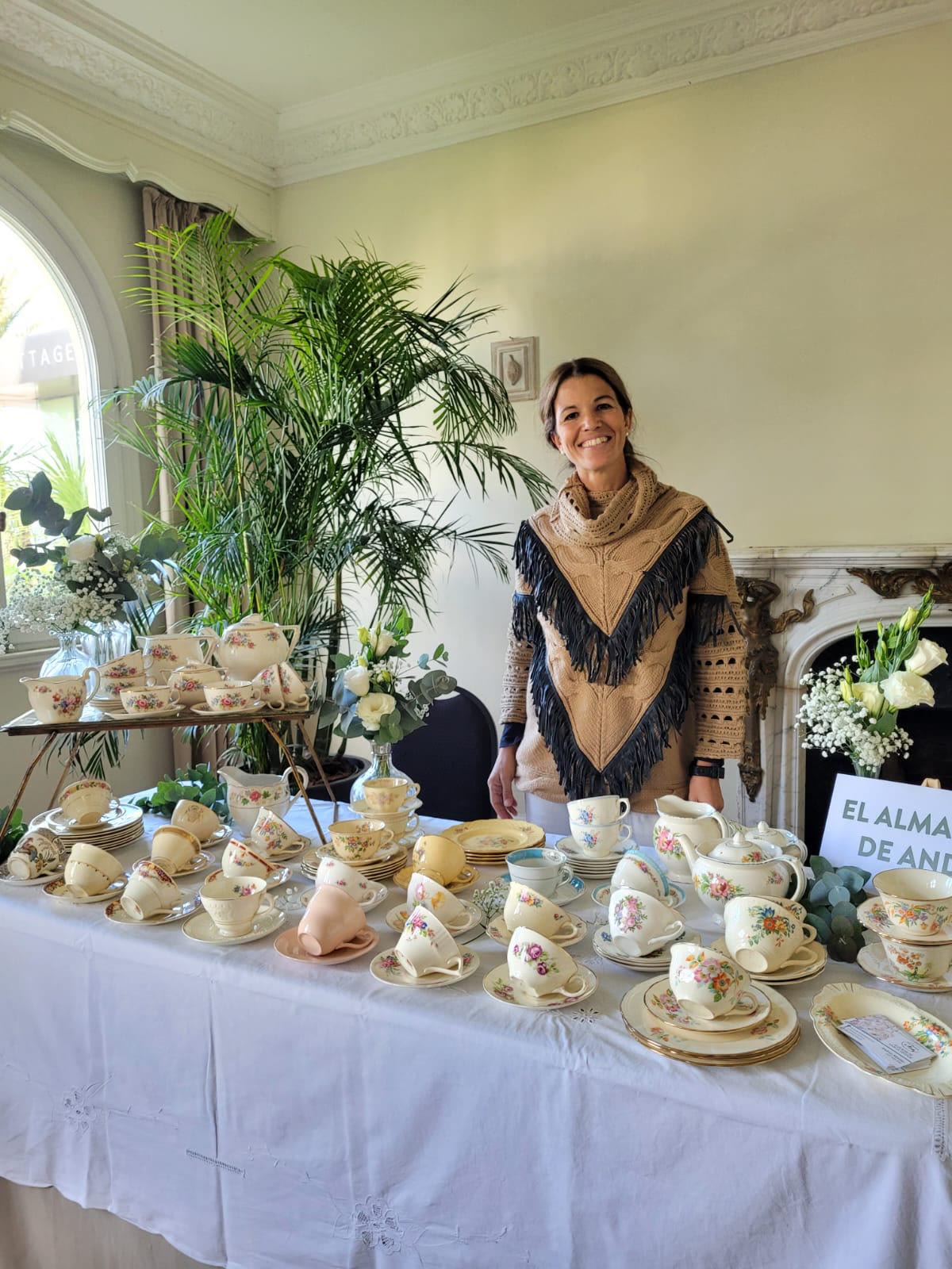 Andrea, de El Almacén de Andy, con su colección de vajilla antigua