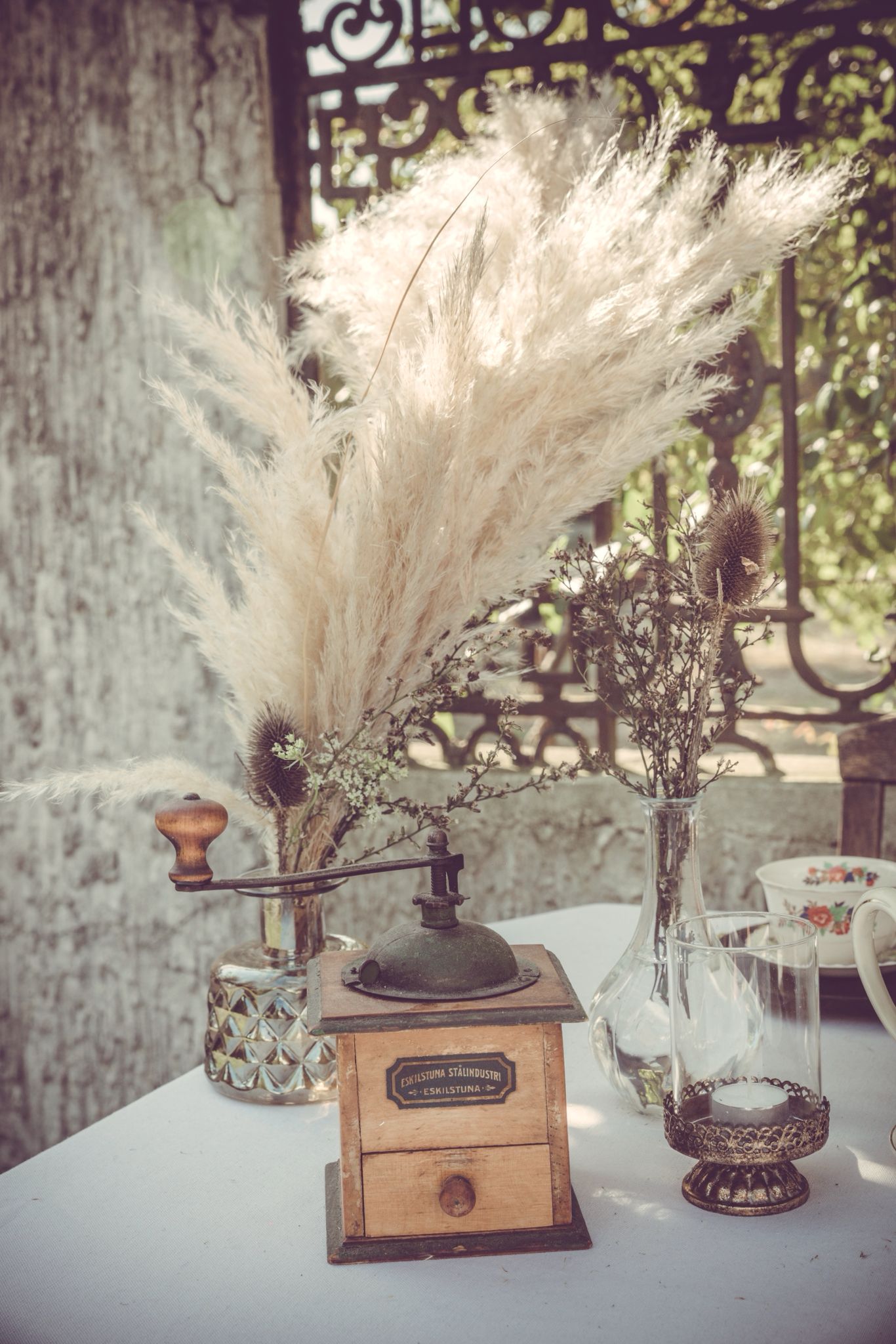 Detalle de ambiente: molinillo de café antiguo, pampas y portavelas