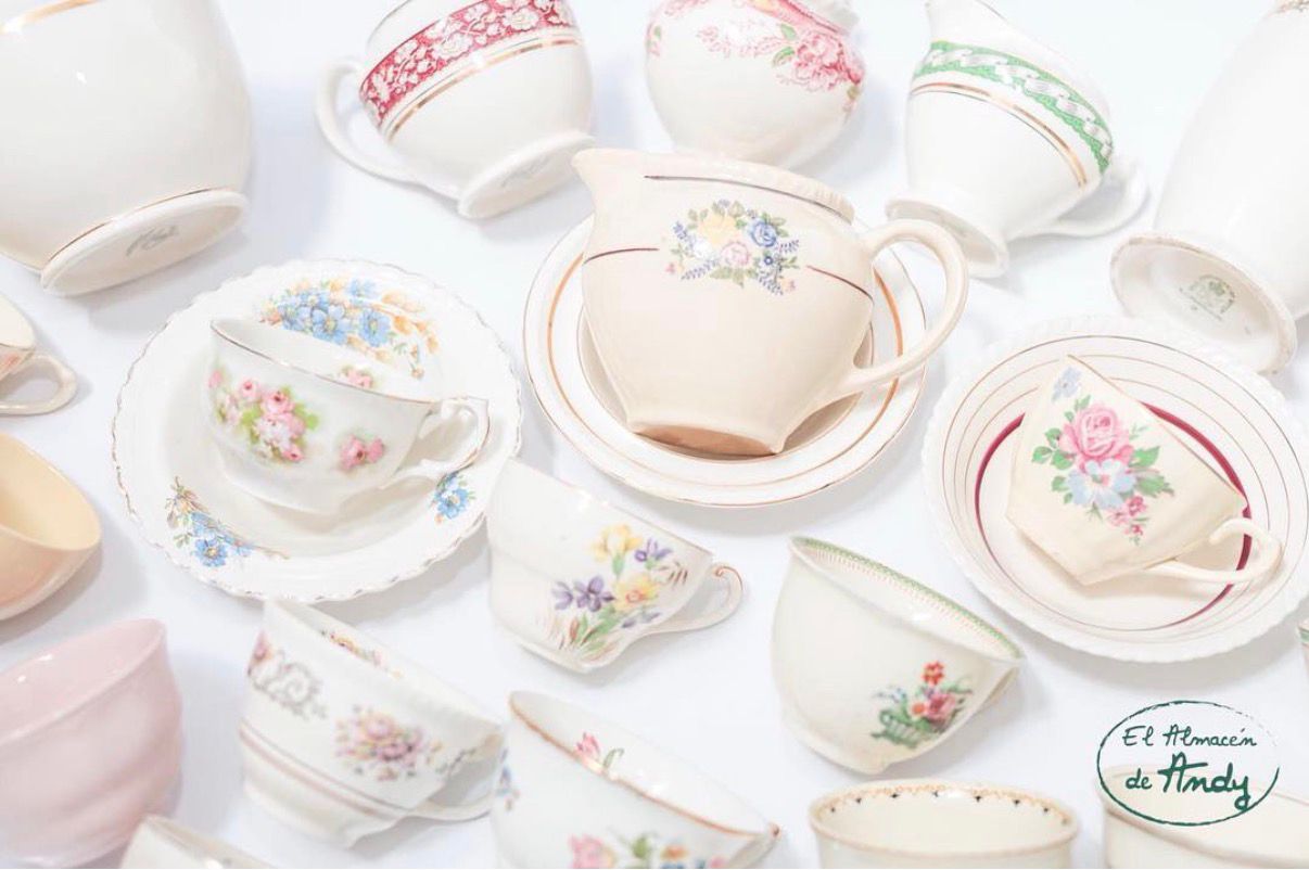 Colección de tazas, platos y lecheras antiguas de El Almacén de Andy