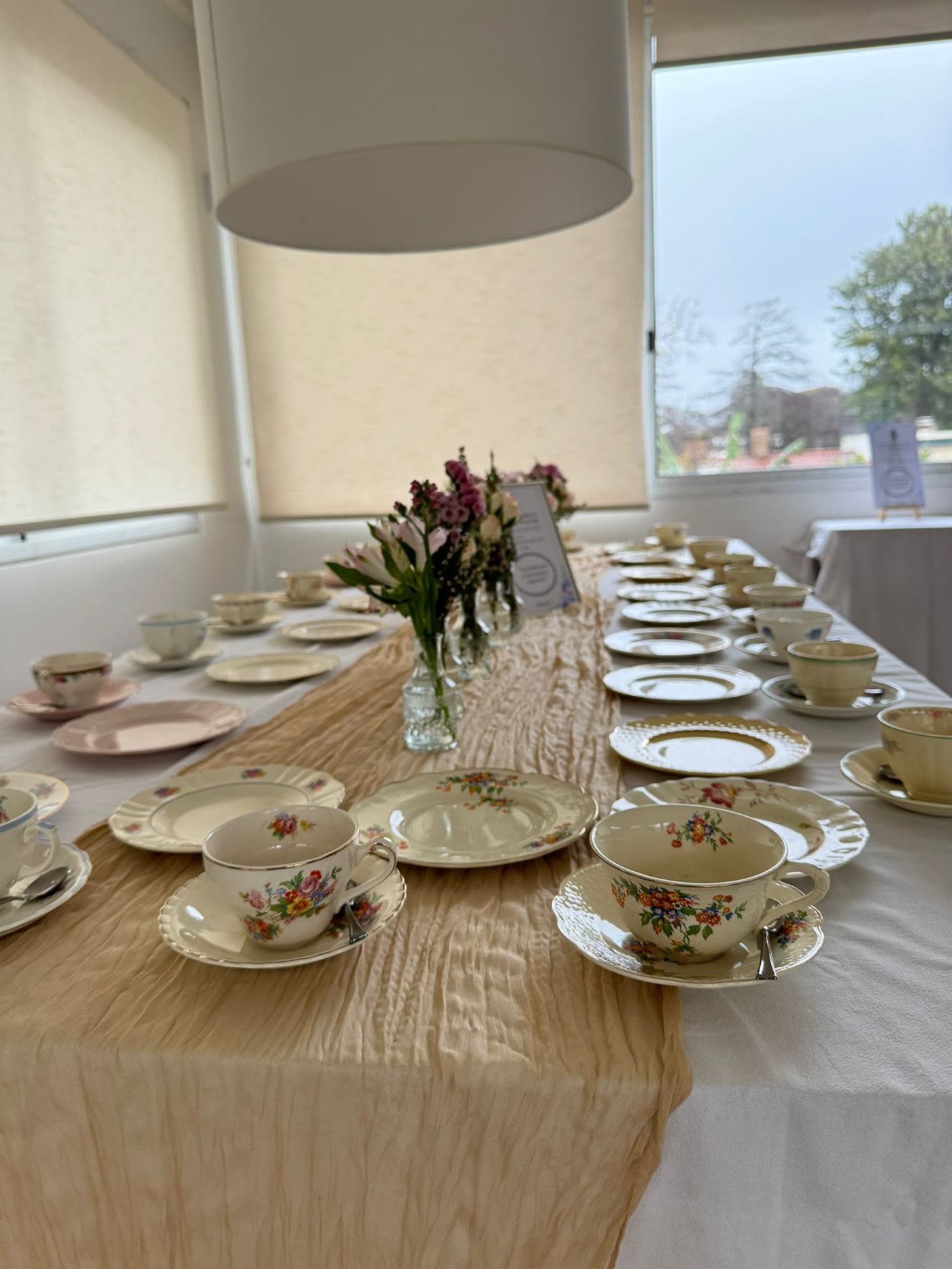 Mesa montada con vajilla antigua de El Almacén de Andy