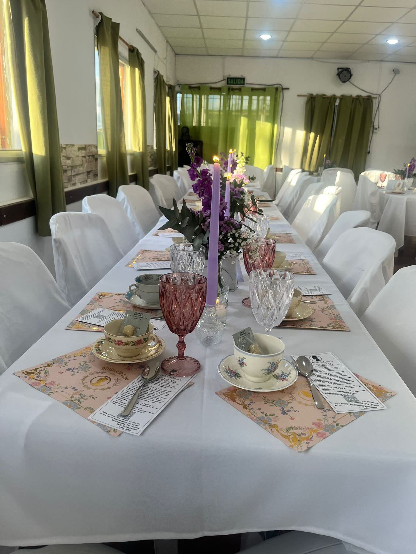 Mesa montada con vajilla antigua de El Almacén de Andy