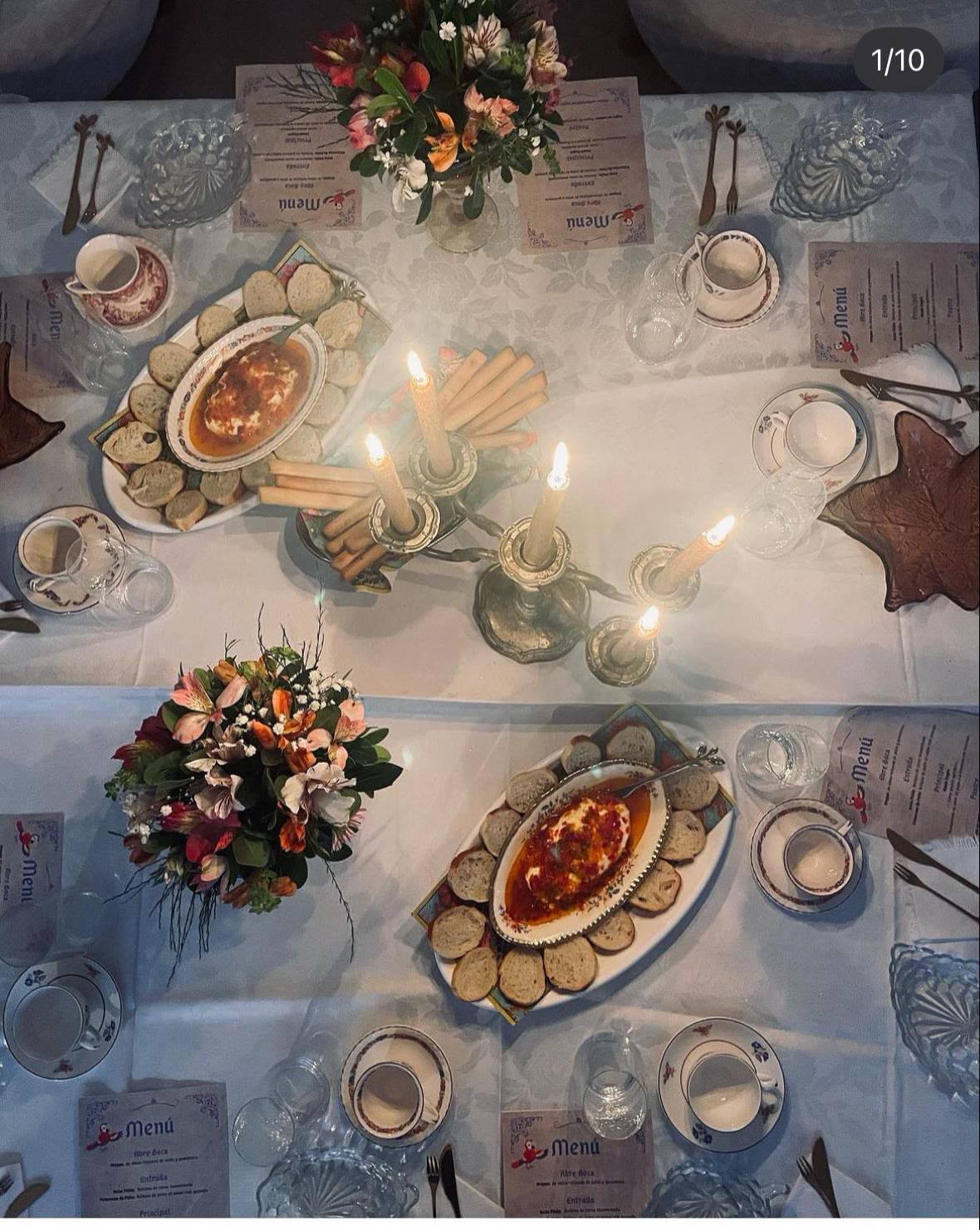 Mesa montada con vajilla antigua de El Almacén de Andy