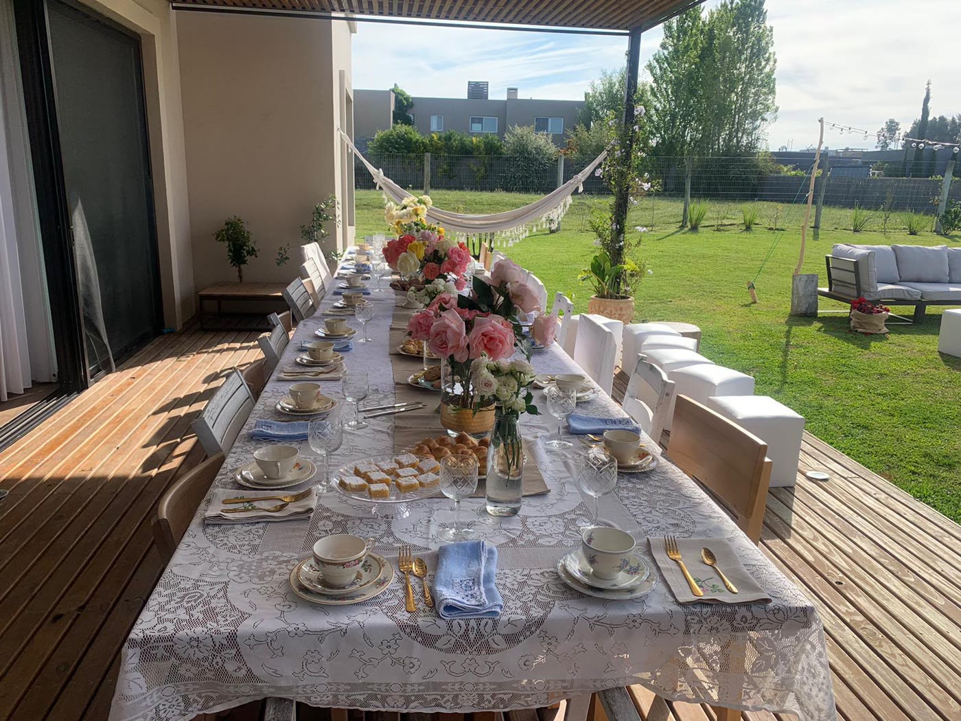 Mesa montada con vajilla antigua de El Almacén de Andy