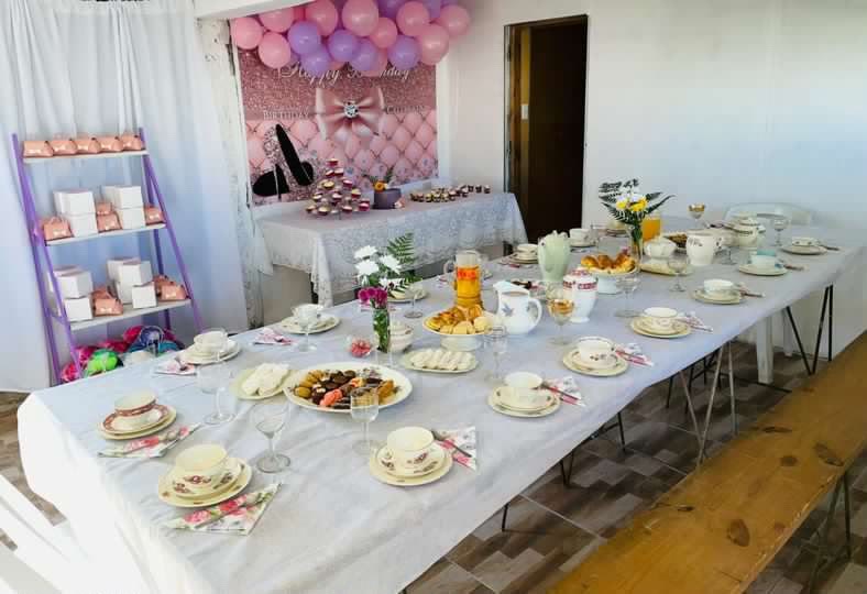 Mesa montada con vajilla antigua de El Almacén de Andy