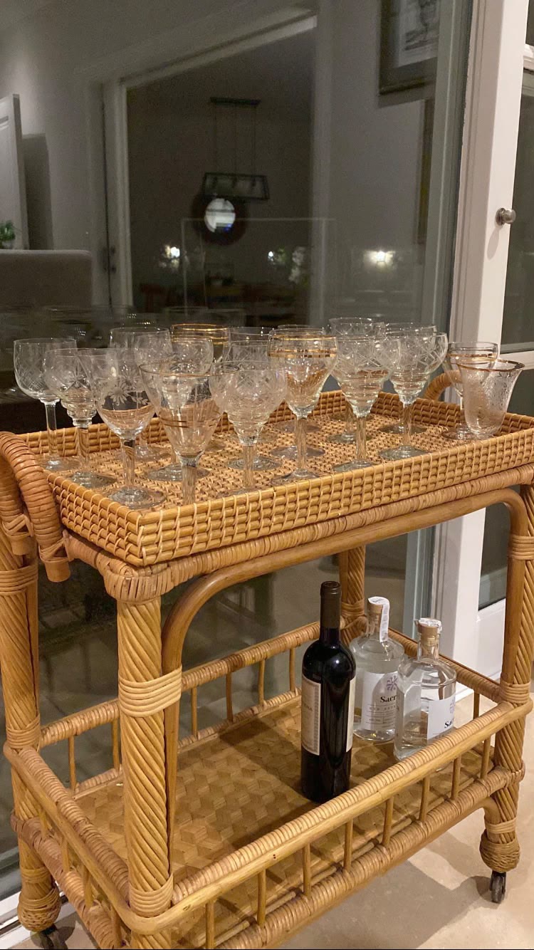Mesa montada con vajilla antigua de El Almacén de Andy