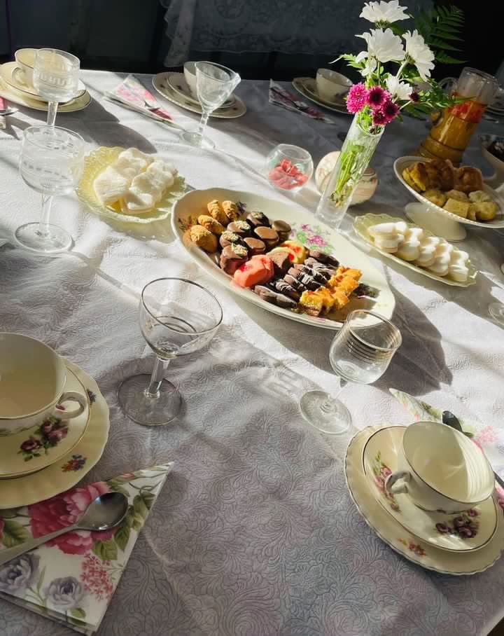 Mesa montada con vajilla antigua de El Almacén de Andy