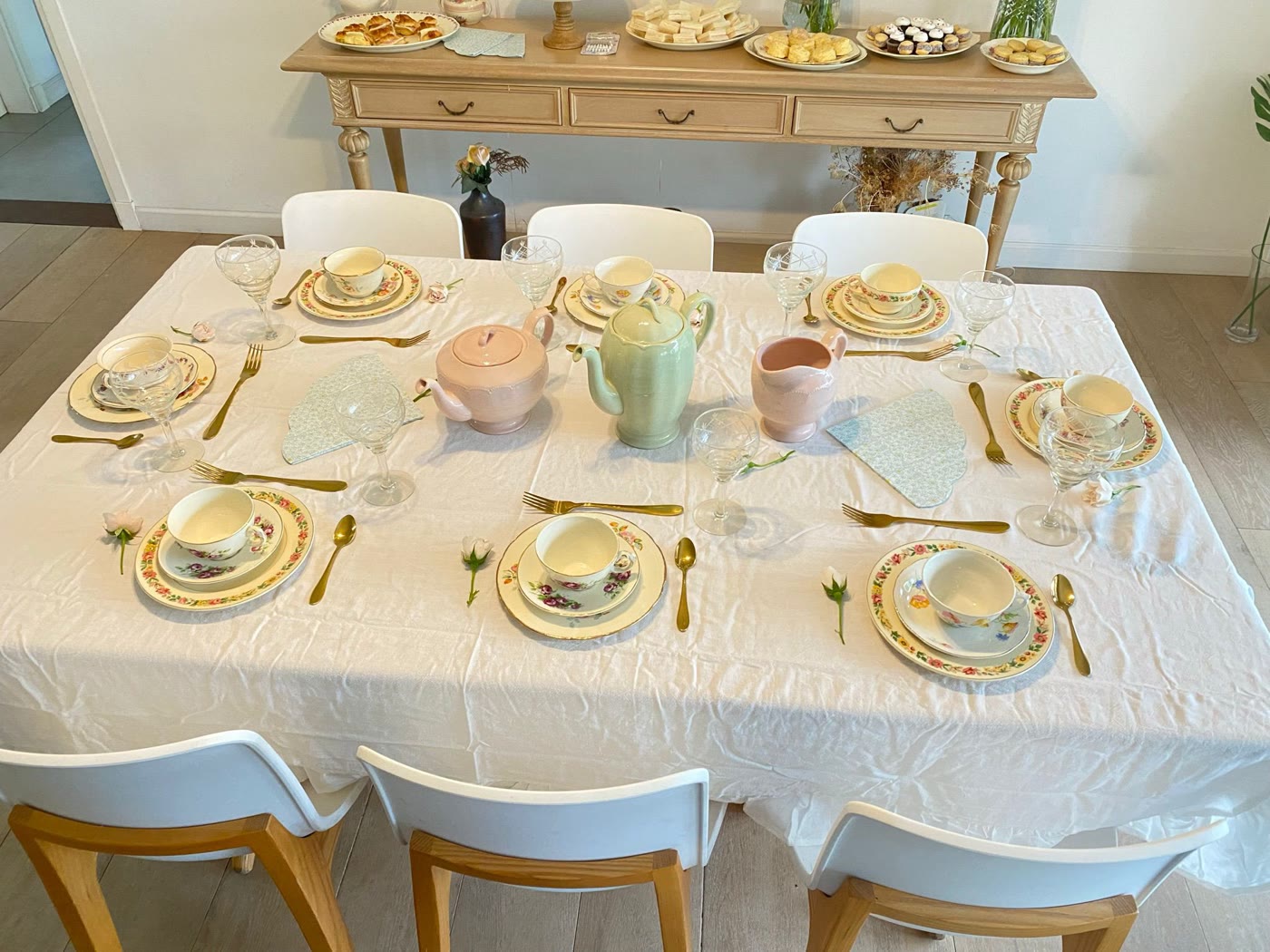 Mesa montada con vajilla antigua de El Almacén de Andy